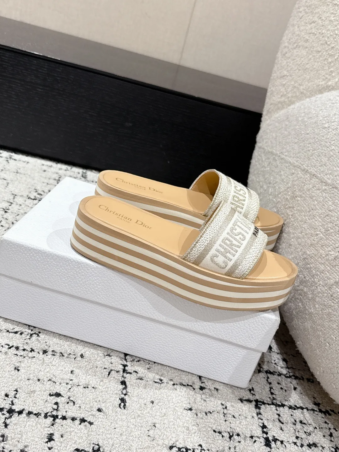 💕💕Factory direct selling price p440💕💕 DIOR Dior Dway fabric embroidered logo open toe 7cm thick sole one-word strap slippers CD letter logo three-dimensional embroidery thick bottom round toe open toe slippers The original development of the top version on the market, soft and delicate foot feel, extremely comfortable.  ✔️Upper: imported electro-embroidered cotton technical fabric ✔️Inner lining: water-dyed cowhide foot pad lining ✔️Outsole: original combination outsole ✔️Sole thickness: 7cm ✔️Size: #35-41 (40.41. Customized, non-refundable and non-exchangeable)